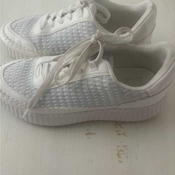 Dolce Vita Dolen Sneaker in White (9.5) - Picture 5 of 6
